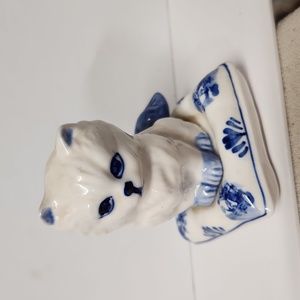 Vintage DAIC Delft Blue Hand Painted Porcelain Kitty on Pillow Figurine EUC 3.5"